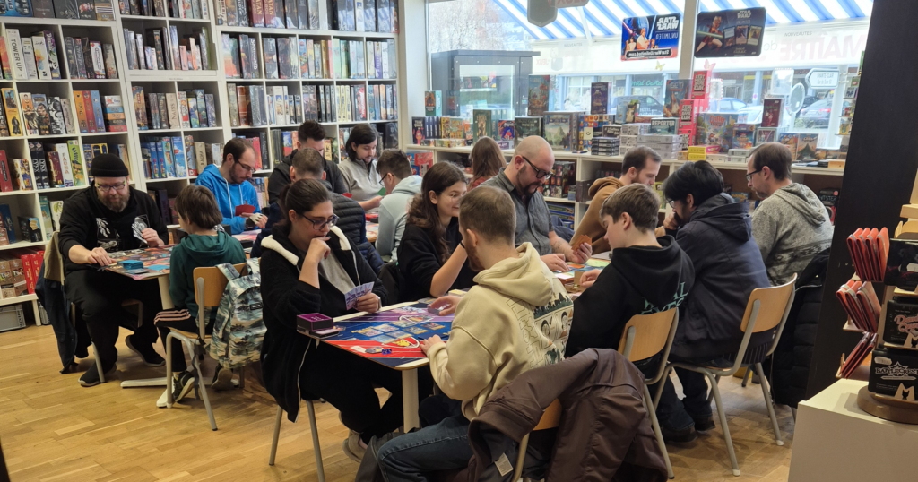 Joueurs et joueuses découvrant de nouveaux jeux de société