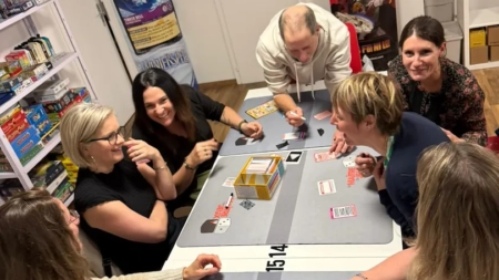 Des joueuses rigolant autour d'un jeu d'ambiance présenté par un animateur