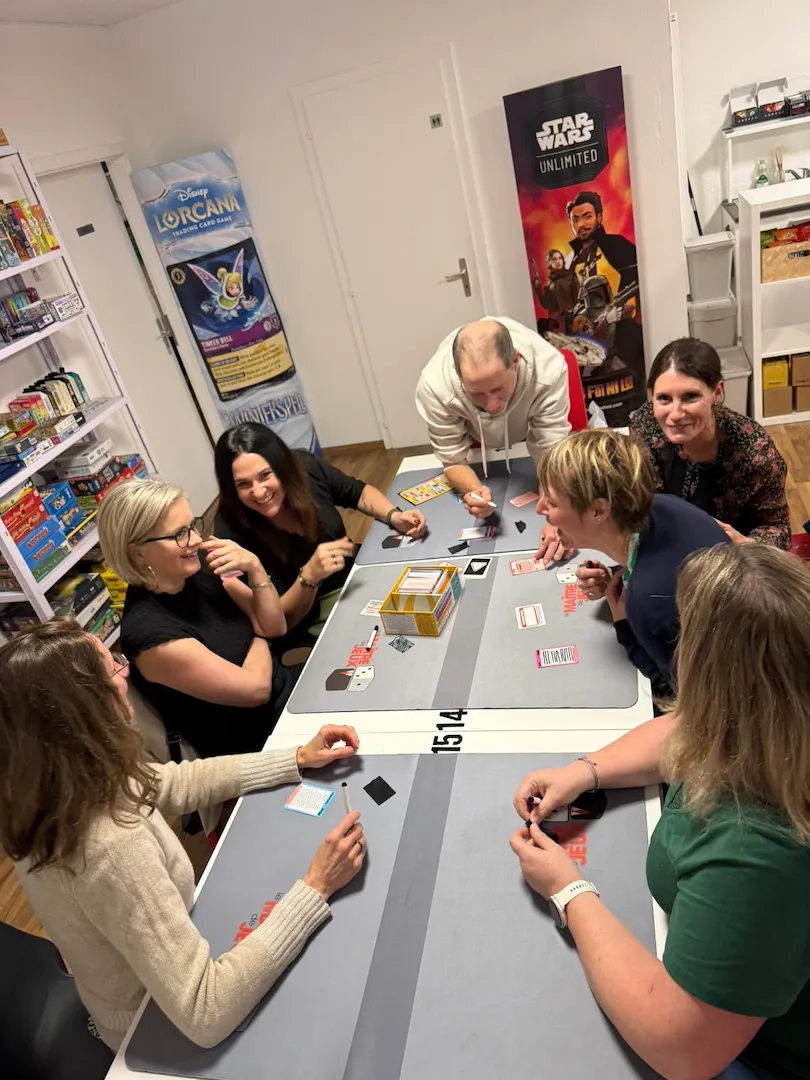 Des joueuses rigolant autour d'un jeu d'ambiance présenté par un animateur